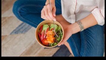 دور الأطعمة الغنية بالمغذيات في نظام غذائي ناجح من العصر الحجري القديم