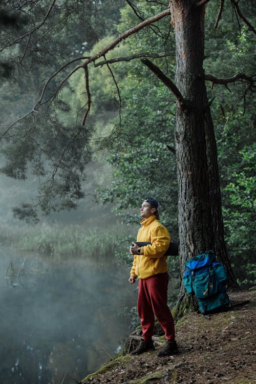 مجموعة من الأصدقاء يتنزهون في الخريف