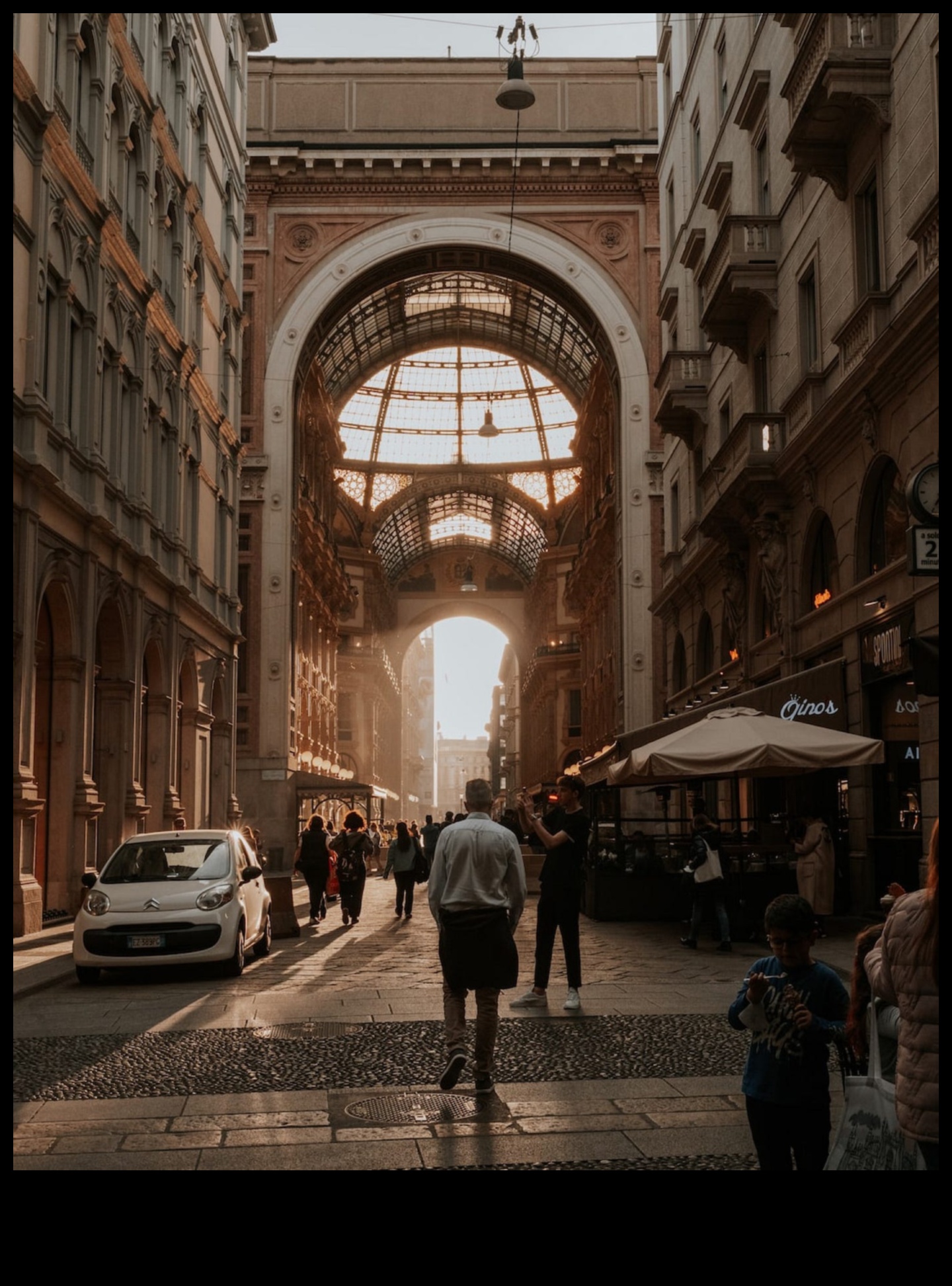 الكشف عن المناطق الحضرية: الكشف عن قصص المدينة من خلال أساليب التصوير الفوتوغرافي في الشوارع